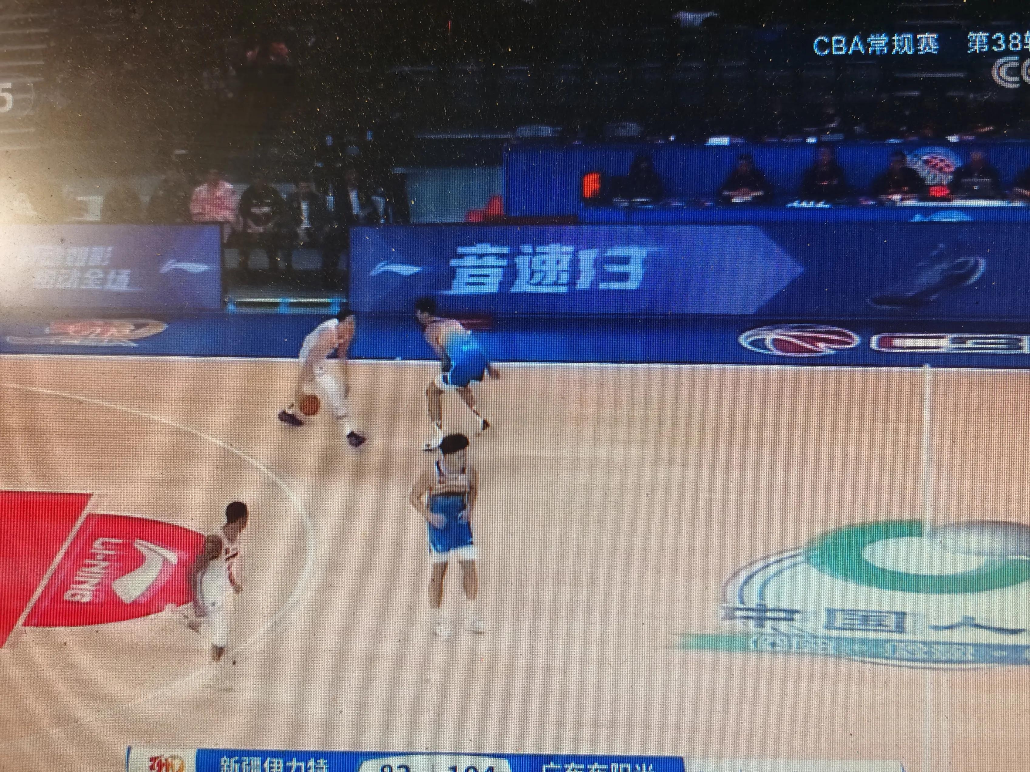 英雄联盟s15-最后时刻江苏男篮调整名单以备CBA常规赛；火线驰援环节打磨；球迷炸锅；更衣室氛围转暖的简单介绍